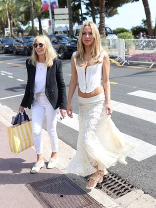 Kimberley Garner on the Croisette in Cannes EXCLUSIF- Kimberley Garner and her mother Geraldine Garner strolling on the Croisette during the Cannes Festival . France , Cannes , on may 21 , 2025  Copyright: xDFYx