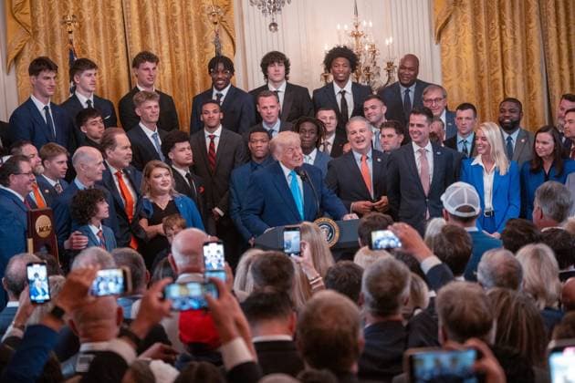 News Bilder des Tages May 21, 2025, Washington, District of Columbia, USA: President DONALD TRUMP welcomes the University of Florida Gators National Champion basketball team to the East Room of the White House on May 21, 2025. Washington USA - ZUMAl312 20250521_znp_l312_036 Copyright: xAndrewxLeydenx