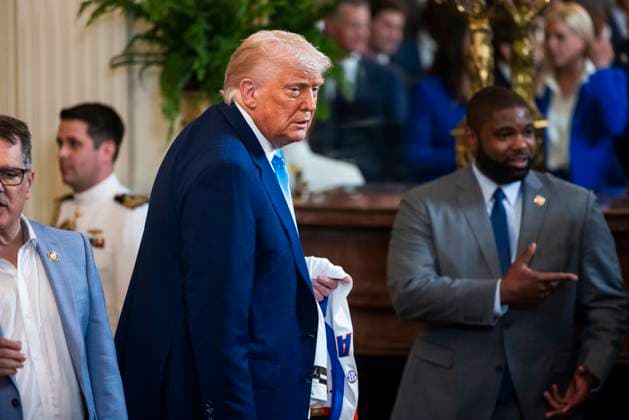 May 21, 2025, Washington, District Of Columbia, USA: United States President Donald J Trump departs after welcoming the 2025 NCAA Men s College Basketball Champions, the University of Florida Gators, to the East Room of the White House in Washington, DC, USA, 21 May 2025 Washington USA - ZUMAs152 20250521_faa_s152_033 Copyright: xJimxLoScalzox-xPoolxviaxCNPx