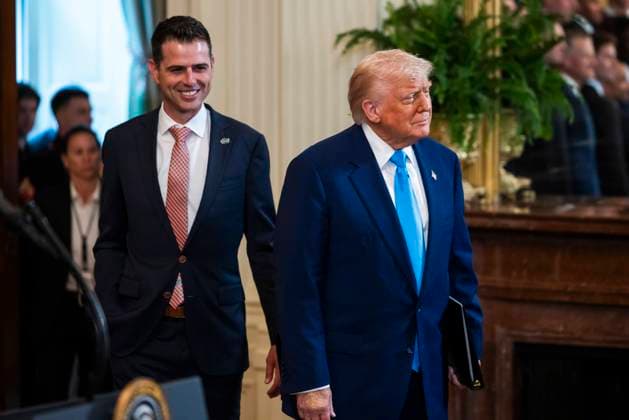 May 21, 2025, Washington, District Of Columbia, USA: United States President Donald J Trump, right, alongside coach Todd Golden, left, welcomes the 2025 NCAA Men s College Basketball Champions, the University of Florida Gators, to the East Room of the White House in Washington, DC, USA, 21 May 2025 Washington USA - ZUMAs152 20250521_faa_s152_041 Copyright: xJimxLoScalzox-xPoolxviaxCNPx