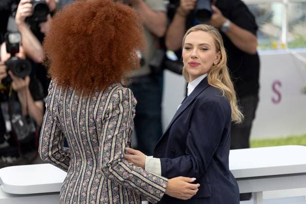 Eleanor The Great , Photocall in Cannes, 21.05.2025 Cannes, Frankreich - 21.5.2024: Erin Kellyman, Scarlett Johansson während des Photocalls zu - Eleanor The Great - während der 78. Internationalen Filmfestspiele von Cannes. Die Filmfestspiele finden vom 13. bis 24. Mai 2025 statt. Cannes Palais des Festivals et des Cong Provence-Alpes-Cote d Azur Frankreich Copyright: xChristianxEnderx