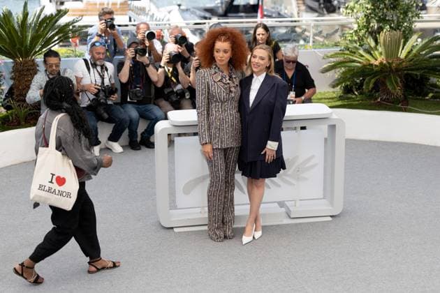 Eleanor The Great , Photocall in Cannes, 21.05.2025 Cannes, Frankreich - 21.5.2024: Erin Kellyman, Scarlett Johansson während des Photocalls zu - Eleanor The Great - während der 78. Internationalen Filmfestspiele von Cannes. Die Filmfestspiele finden vom 13. bis 24. Mai 2025 statt. Cannes Palais des Festivals et des Cong Provence-Alpes-Cote d Azur Frankreich Copyright: xChristianxEnderx
