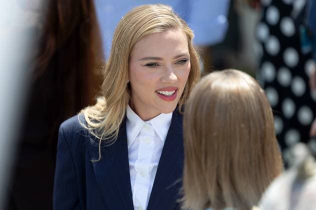 Eleanor The Great , Photocall in Cannes, 21.05.2025 Cannes, Frankreich - 21.5.2024: Scarlett Johansson spricht mit Jodie Foster nach dem Photocall zu - Eleanor The Great - während der 78. Internationalen Filmfestspiele von Cannes. Die Filmfestspiele finden vom 13. bis 24. Mai 2025 statt. Cannes Palais des Festivals et des Cong Provence-Alpes-Cote d Azur Frankreich Copyright: xChristianxEnderx