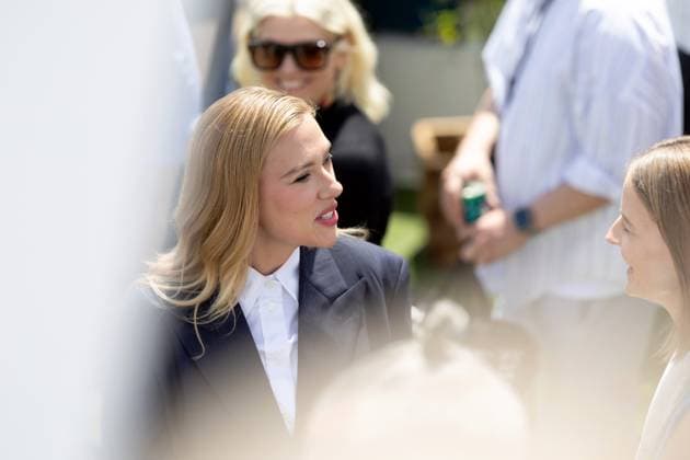 Eleanor The Great , Photocall in Cannes, 21.05.2025 Cannes, Frankreich - 21.5.2024: Scarlett Johansson spricht mit Jodie Foster nach dem Photocall zu - Eleanor The Great - während der 78. Internationalen Filmfestspiele von Cannes. Die Filmfestspiele finden vom 13. bis 24. Mai 2025 statt. Cannes Palais des Festivals et des Cong Provence-Alpes-Cote d Azur Frankreich Copyright: xChristianxEnderx