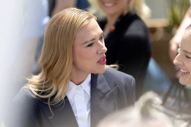 Eleanor The Great , Photocall in Cannes, 21.05.2025 Cannes, Frankreich - 21.5.2024: Scarlett Johansson spricht mit Jodie Foster nach dem Photocall zu - Eleanor The Great - während der 78. Internationalen Filmfestspiele von Cannes. Die Filmfestspiele finden vom 13. bis 24. Mai 2025 statt. Cannes Palais des Festivals et des Cong Provence-Alpes-Cote d Azur Frankreich Copyright: xChristianxEnderx