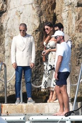 Cannes - Sofia Vergara At Eden Roc Sofia Vergara leaves the Eden Roc hotel with a friend during the Cannes Film Festival, Cap d Antibes, France on May 21, 2025. Photo by ABACAPRESS.COM Cap d Antibes France  Copyright: xABACAx