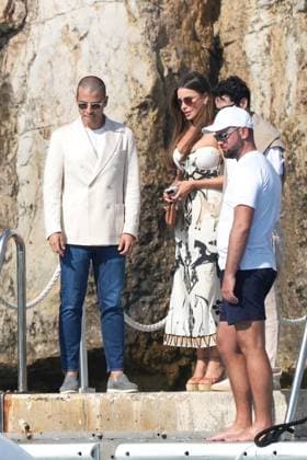 Cannes - Sofia Vergara At Eden Roc Sofia Vergara leaves the Eden Roc hotel with a friend during the Cannes Film Festival, Cap d Antibes, France on May 21, 2025. Photo by ABACAPRESS.COM Cap d Antibes France  Copyright: xABACAx