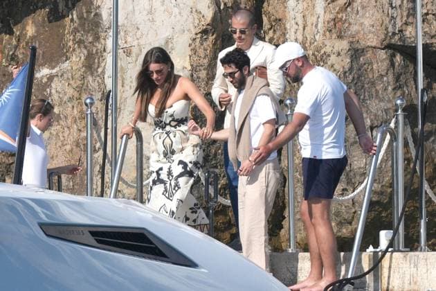 Cannes - Sofia Vergara At Eden Roc Sofia Vergara leaves the Eden Roc hotel with a friend during the Cannes Film Festival, Cap d Antibes, France on May 21, 2025. Photo by ABACAPRESS.COM Cap d Antibes France  Copyright: xABACAx