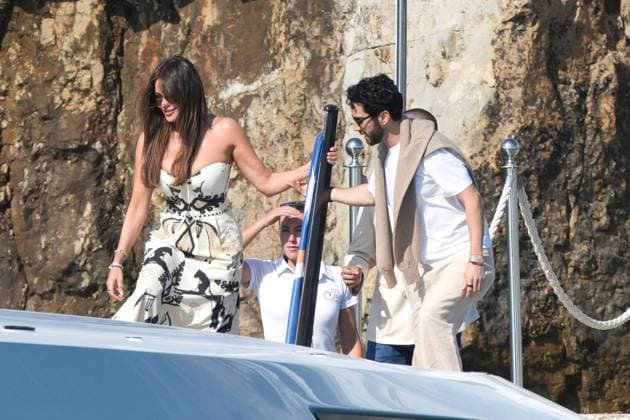 Cannes - Sofia Vergara At Eden Roc Sofia Vergara leaves the Eden Roc hotel with a friend during the Cannes Film Festival, Cap d Antibes, France on May 21, 2025. Photo by ABACAPRESS.COM Cap d Antibes France  Copyright: xABACAx