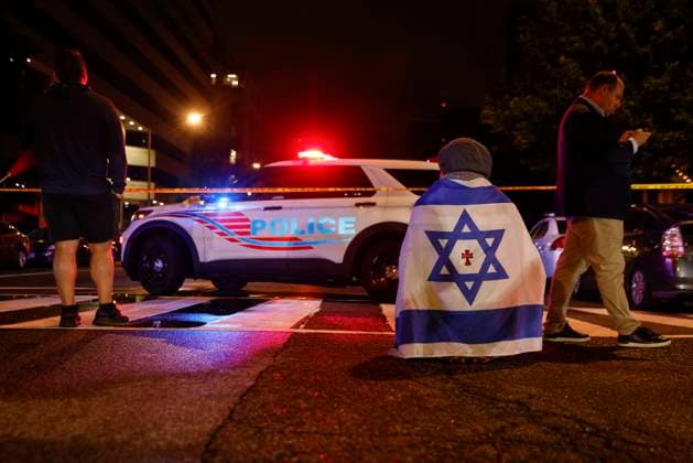 News Themen der Woche KW21 May 22, 2025, Washington, District Of Columbia, USA: Law enforcement officers secure the perimeter outside the Capital Jewish Museum in Washington, D.C., on Tuesday, May 21, 2025, after two Israeli Embassy staff members were fatally shot following an event hosted by the American Jewish Committee. Authorities have arrested a suspect, and the FBI is investigating the incident as a possible act of anti-Semitic terrorism. Washington USA - ZUMAe119 20250522_znp_e119_004 Copyright: xMehmetxEserx
