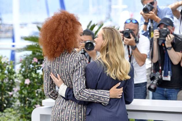 Erin Kellyman und Scarlett Johansson beim Eleanor the Great Photocall in Cannes am 21.05.2025