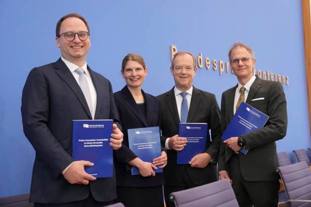 News Themen der Woche KW21 News Bilder des Tages Bundespressekonferenz: Vorstellung des Gutachten: Was muss die neue Bundesregierung unternehmen, damit innovative Arzneimittel weiter allen Patienten zur Verfügung stehen Gruppenbild von Prof. Nils Gutacker, Prof. Dr. Leonie Sundmacher, Prof. Dr. Michael Hallek und Prof. Dr. Jochen Schmitt bei der Bundespressekonferenz zur Vorstellung des Gutachten: Was muss die neue Bundesregierung unternehmen, damit innovative Arzneimittel weiter allen Patienten zur Verfügung stehen, Berlin, 22.05.2025 Berlin Berlin Deutschland *** Federal Press Conference Presentation of the report What the new Federal Government must do to ensure that innovative medicines continue to be available to all patients Group photo of Prof Nils Gutacker, Prof Dr Leonie Sundm