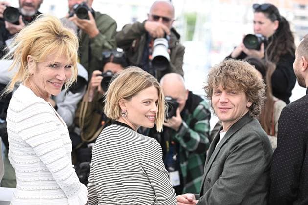 Cannes - Connemara Photocall Clementine Celarie, Melanie Thierry, and Alex Lutz at the Connemara photocall in Cannes, France, on May 22, 2025, for the Cannes Premiere section of the 78th Cannes Film Festival. Photo by David NiviereABACAPRESS.COM Cannes Provence-Alpes-Cote d Azur France  Copyright: xNivierexDavid ABACAPRESS.COMx