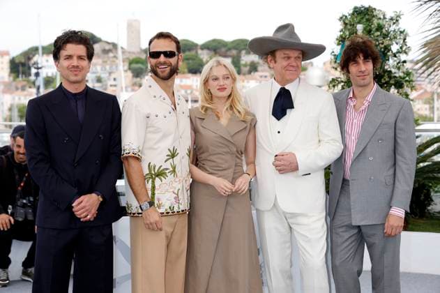 Internationale Filmfestspiele von Cannes, Testa o Croce - Heads or Tails Photocall Alessio Rigo de Righi, Alessandro Borghi, Nadia Tereszkiewicz, John C. Reilly und Matteo Zoppis beim Photocall zum Kinofilm Testa o croce? Heads or Tails? auf dem Festival de Cannes 2025 78. Internationale Filmfestspiele von Cannes am Palais des Festivals. Cannes, 22.05.2025