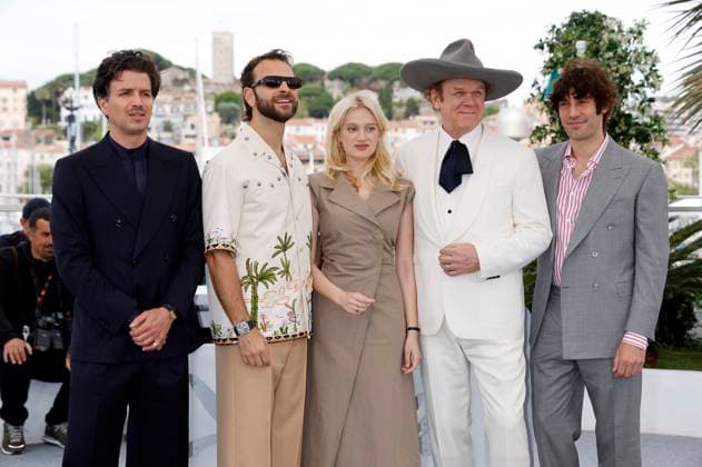 Internationale Filmfestspiele von Cannes, Testa o Croce - Heads or Tails Photocall Alessio Rigo de Righi, Alessandro Borghi, Nadia Tereszkiewicz, John C. Reilly und Matteo Zoppis beim Photocall zum Kinofilm Testa o croce? Heads or Tails? auf dem Festival de Cannes 2025 78. Internationale Filmfestspiele von Cannes am Palais des Festivals. Cannes, 22.05.2025