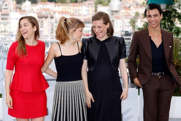 Maria Zamora, Llucia Garcia, Carla Simon und Mitch Martin beim Photocall zum Kinofilm Romeria auf dem Festival de Cannes 2025 78. Internationale Filmfestspiele von Cannes am Palais des Festivals. Cannes, 22.05.2025