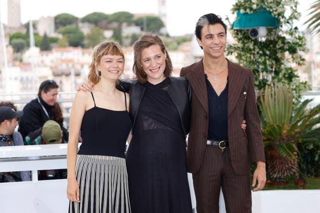 Llucia Garcia, Carla Simon und Mitch Martin beim Photocall zum Kinofilm Romeria auf dem Festival de Cannes 2025 78. Internationale Filmfestspiele von Cannes am Palais des Festivals. Cannes, 22.05.2025