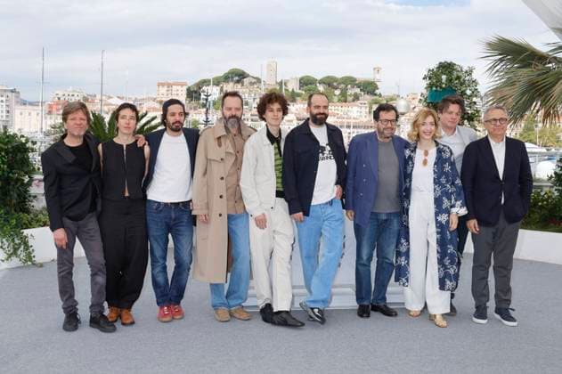 Pierpaolo Capovilla, Cecilia Trautvetter, Adriano Candiago, Sergio Romano, Filippo Scotti, Francesco Sossai, Gregorio Paonessa, Marta Donzelli, Philipp Kreuzer und Paolo Del Brocco beim Photocall zum Kinofilm Le cittÃ di pianura The Last One for the Road auf dem Festival de Cannes 2025 78. Internationale Filmfestspiele von Cannes am Palais des Festivals. Cannes, 22.05.2025