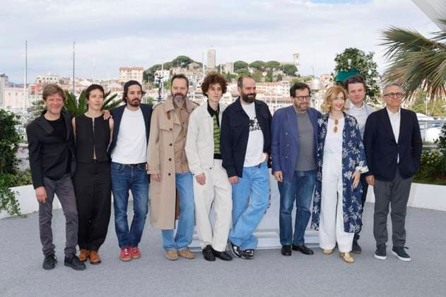 Pierpaolo Capovilla, Cecilia Trautvetter, Adriano Candiago, Sergio Romano, Filippo Scotti, Francesco Sossai, Gregorio Paonessa, Marta Donzelli, Philipp Kreuzer und Paolo Del Brocco beim Photocall zum Kinofilm Le cittÃ di pianura The Last One for the Road auf dem Festival de Cannes 2025 78. Internationale Filmfestspiele von Cannes am Palais des Festivals. Cannes, 22.05.2025
