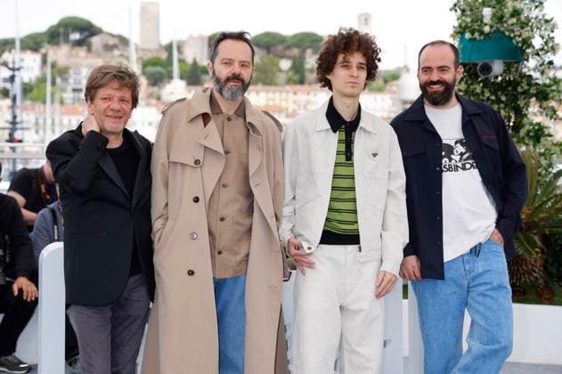 Pierpaolo Capovilla, Sergio Romano, Filippo Scotti und Francesco Sossai beim Photocall zum Kinofilm Le cittÃ di pianura The Last One for the Road auf dem Festival de Cannes 2025 78. Internationale Filmfestspiele von Cannes am Palais des Festivals. Cannes, 22.05.2025