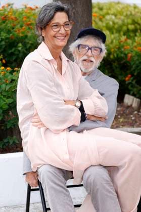 Internationale Filmfestspiele von Cannes, L Homme qui a vu l ours qui a vu l homme Photocall Pierre Richard mit Ehefrau Ceyla Lacerda beim Photocall zum Kinofilm L homme qui a vu l ours qui a vu l homme The Man Who Saw the Bear auf dem Festival de Cannes 2025 78. Internationale Filmfestspiele von Cannes am Palais des Festivals. Cannes, 22.05.2025
