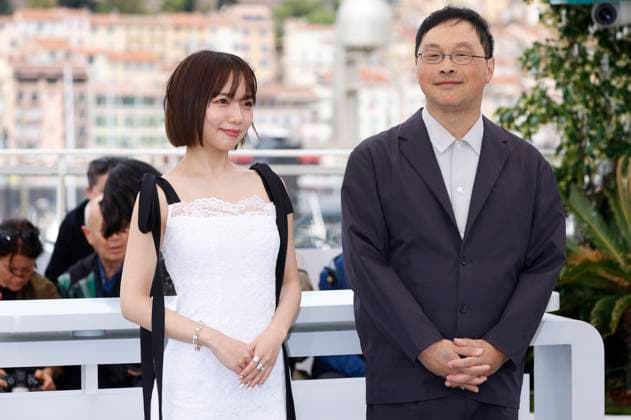 Kyoko Saito und Koji Fukada beim Photocall zum Kinofilm Ren ai saiban Love on Trial auf dem Festival de Cannes 2025 78. Internationale Filmfestspiele von Cannes am Palais des Festivals. Cannes, 22.05.2025