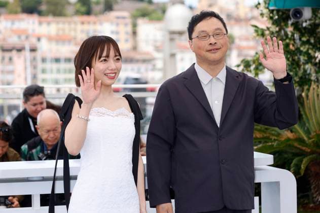 Kyoko Saito und Koji Fukada beim Photocall zum Kinofilm Ren ai saiban Love on Trial auf dem Festival de Cannes 2025 78. Internationale Filmfestspiele von Cannes am Palais des Festivals. Cannes, 22.05.2025