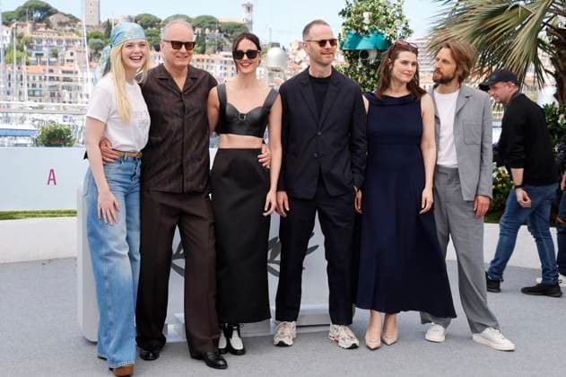 Elle Fanning, Stellan Skarsgard, Renate Reinsve, Joachim Trier, Inga Ibsdotter Lilleaas und Anders Danielsen Lie beim Photocall zum Kinofilm Affeksjonsverdi Sentimental Value auf dem Festival de Cannes 2025 78. Internationale Filmfestspiele von Cannes am Palais des Festivals. Cannes, 22.05.2025