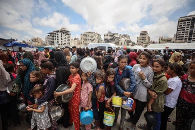 News Themen der Woche KW21 News Bilder des Tages Palestinians line up to receive a hot meal at a food distribution point in the Al-Rimal neighbourhood in Gaza City in the central Gaza Palestinians line up to receive a hot meal at a food distribution point in the Al-Rimal neighbourhood in Gaza City in the central Gaza Strip on May 22, 2025. Gazans waited desperately for vital supplies on May 21 after Israel said it let in dozens of UN trucks but faced mounting international pressure to increase the aid flow and abandon its intensified military campaign. Photo by Omar Ashtawy apaimages Gaza city Gaza Strip Palestinian Territory 220525_Gaza_OSH_1_00(12) Copyright: xapaimagesxOmarxAshtawyx xapaimagesx