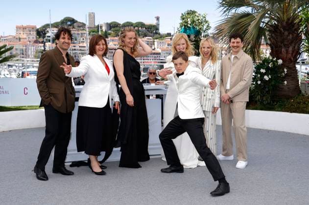Jakub Viktorin, Jana Plodkova, Anna Geislerova, David Vodstrcil, Juliana Brutovska Ol hova, Zuzana Kirchnerova und Giandomenico Cupaiuolo beim Photocall zum Kinofilm Karavan Caravan auf dem Festival de Cannes 2025 78. Internationale Filmfestspiele von Cannes am Palais des Festivals. Cannes, 22.05.2025
