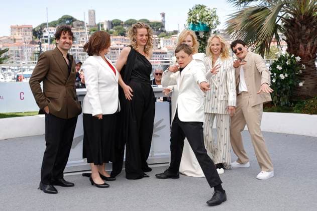 Jakub Viktorin, Jana Plodkova, Anna Geislerova, David Vodstrcil, Juliana Brutovska Ol hova, Zuzana Kirchnerova und Giandomenico Cupaiuolo beim Photocall zum Kinofilm Karavan Caravan auf dem Festival de Cannes 2025 78. Internationale Filmfestspiele von Cannes am Palais des Festivals. Cannes, 22.05.2025