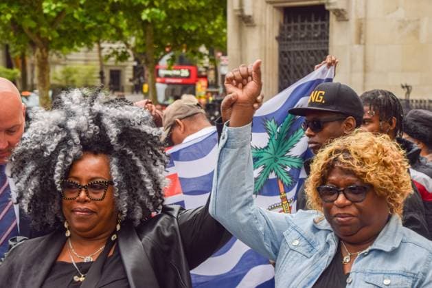 News Themen der Woche KW21 News Bilder des Tages May 22, 2025, London, England, United Kingdom: BERTRICE POMPE and BERNADETTE DUGASSE hold hands outside the Royal Courts of Justice following the decision over the legal action against the UK handover of the Chagos Islands to Mauritius. The court has ruled that the deal can go ahead following an early-morning injunction after legal action by the two women. London United Kingdom - ZUMAv130 20250522_zip_v130_041 Copyright: xVukxValcicx