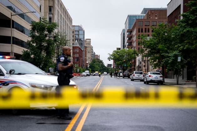 News Themen der Woche KW21 News Bilder des Tages Police tape and cars line the blocks surrounding the Capital Jewish Museum the morning after Yaron Lischinsky and Sarah Milgrim, two Israeli Embassy staff members, were shot and killed leaving an event for young professionals hosted by the American Jewish Committee in Washington, DC, on Thursday, May 22, 2025. The gunman, 30-year-old Elias Rodriguez, turned himself in and yelled Free, Free Palestine while being arrested.  WAP20250522319 BONNIExCASH