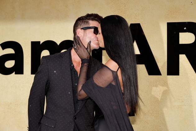 Photocall du gala AmFar 2025 by Chopard à lHôtel du Cap Eden Roc à Antibes Robin Thicke, April Love Geary au photocall du gala AmFar 2025 by Chopard à lHôtel du Cap Eden Roc à Antibes le 22 mai 2025 Moreau Jacovides Bestimage amfAR Gala Cannes 2025 presented by Chopard at Hotel du Cap Eden Roc on May 22, 2025 in Cap dAntibes, France Antibes France  Copyright: xJACOVIDES-MOREAUx xBESTIMAGExJACOVIDES-MOREAUx xBESTIMAGEx
