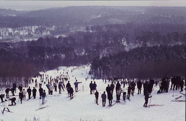 Archivbilder der Woche KW21 Skifahrer GER, 20230101,Aufnahme ca. 1966, Skifahrer in Berlin am Teufelsberg *** Skier GER, 20230101,photo ca 1966, skier in Berlin at Teufelsberg