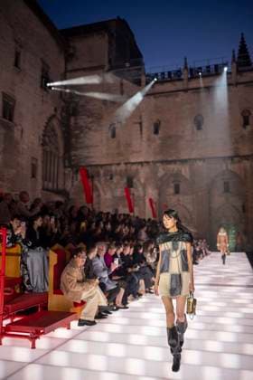 Louis Vuitton Cruise 2026 Runway - Avignon A model walks the runway during the Louis Vuitton Cruise 2026 fashion show at Palais des Papes ( Palace of the Popes ), in Avignon, France on May 22, 2025. Photo by Eliot Blondet ABACAPRESS.COM Avignon France France  Copyright: xBlondetxEliot ABACAx