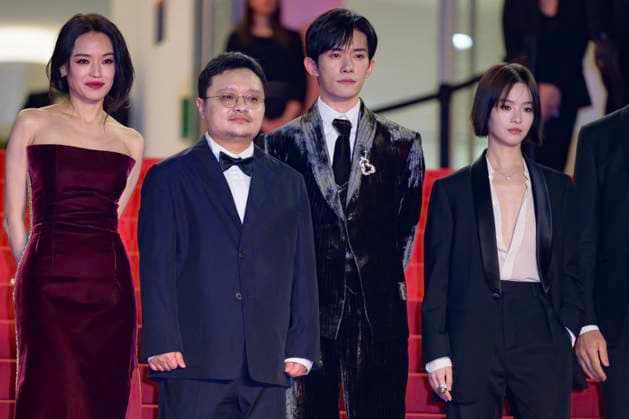 Internationale Filmfestspiele von Cannes, Kuang Ye Shi Dai - Resurrection Premiere Cannes Resurrection Red Carpet NG Yongzhong Chen, Gengxi Li, Jackson Yee, Gan Bi, Shu Qi, Jue Huang and Mark Chao attending the ‘‘Resurrection (Résurrection)’ Screening and Red Carpet at Palais Des Festivals in Cannes, France on May 23 2025 as part of the 78th Cannes Film Festival. Photo by Nicolas Genin ABACAPRESS.COM Cannes France  Copyright: xGeninxNicolas ABACAx