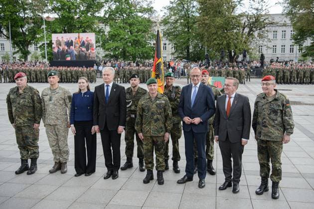 News Themen der Woche KW21 News Bilder des Tages May 22, 2025, Vilnius, Lithuania: General of the Bundeswehr Carsten Breuer (R), German Defence Minister Boris Pistorius (2nd R), German Chancellor Friedrich Merz (3rd R), Lithuanian Defence Minister Dovile Sakaliene (3rd L) and Lithuanian President Gitanas Nauseda (4th L) stand for a group photo after the inauguration ceremony of German brigade. The German 45th Armored Brigade Lithuania was officially inaugurated at a ceremony held at Cathedral Square in Vilnius, with the participation of German Federal Chancellor Friedrich Merz, German Defence Minister Boris Pistorius, Lithuanian President Gitanas Naus?da, and Lithuanian Defence Minister Dovil? Å akalien?..Established in Lithuania on 1 April 2025, the brigade is projected to comprise a - ZUMAs197 20250522_aaa_s197_222 Copyright: xYauhenxYerchakx
