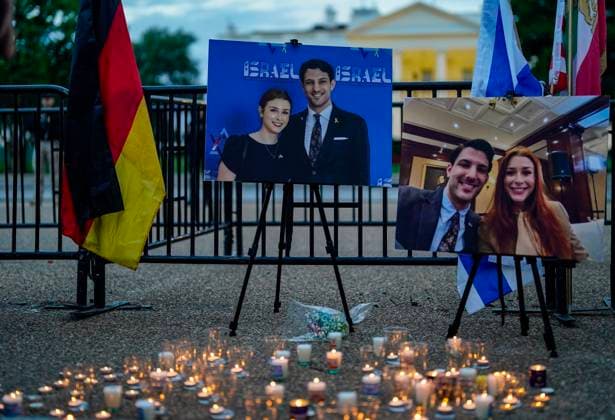 Bilder des Jahres 2025, News 05 Mai News Themen der Woche KW21 News Bilder des Tages Mourners attend a vigil outside of the White House to honor murdered Israel Embassy staff members Yaron Lischinsky and Sarah Lynn Milgrim, on Thursday May 22, 2025 in Washington DC. The gunman shouted support for Palestine after shooting Lischinsky and Milgrim outside of the Capital Jewish Museum on Wednesday, May 21.  WAP20250522906 LeighxVogel