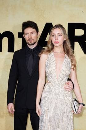 Festival de Cannes - amfAR Gala Pavel Durov und Yulia Vavilova bei der amfAR Gala während der 78. Filmfestspiele Cannes im Hotel du Cap-Eden-Roc in Antibes. Copyright: xEventpressxKochanx