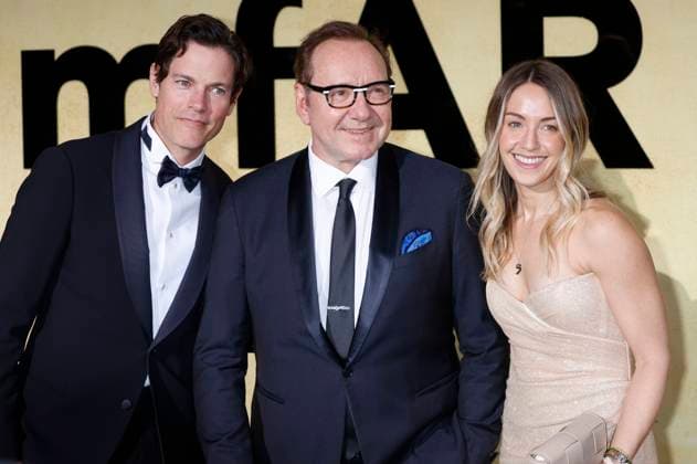 Jaron Lowenstein, Kevin Spacey und Lucinda Lowenstein bei der 31. amfAR Gala Cannes im Rahmen des Festival de Cannes 2025 78. Internationale Filmfestspiele von Cannes im HÃ tel du Cap-Eden-Roc. Antibes, 22.05.2025