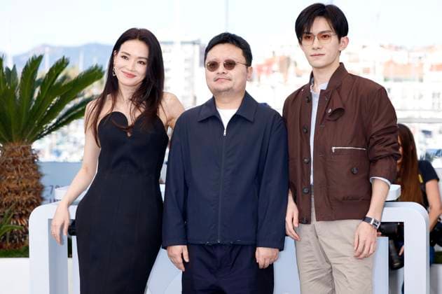 Shu Qi, Bi Gan und Jackson Yee beim Photocall zum Kinofilm Kuang ye shi dai Resurrection auf dem Festival de Cannes 2025 78. Internationale Filmfestspiele von Cannes am Palais des Festivals. Cannes, 23.05.2025