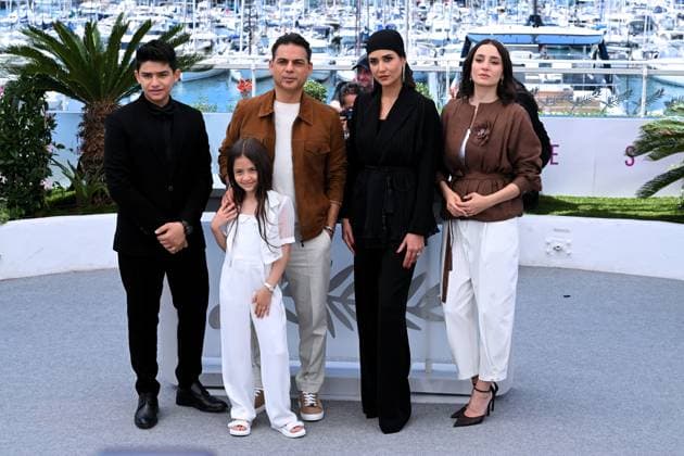 Cannes, France: Cannes, 78th Cannes Film Festival 2025, Photocall film: Zan O Bacheh (Woman And Child) Pictured: Payman Maadi, Arshida Dorostkar, Sinan Mohebi, Parinaz Izadyar, Soha Niasti Cannes France  - ZUMAp169 20250523_zea_p169_147 Copyright: xTerenghi Ipax