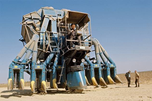 Archivbilder der Woche KW21 Uzbek SSR 8931039 01.07.1977 Mechanized cotton harvesting in the fields of the Jizzakh Region, Uzbek SSR. Georgy Zelma Sputnik Uzbekistan  Copyright: xGeorgyxZelmax