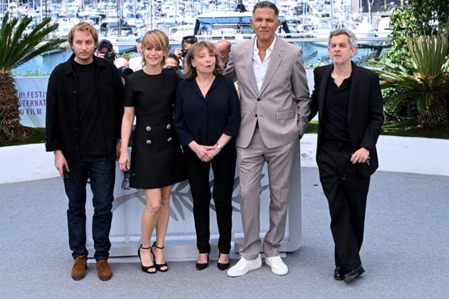 Cannes, France: Cannes, 78th Cannes Film Festival 2025, Photocall film: Moi Qui T Aimas In the photo: Roschdy Zem, Thierry de Peretti, Diane Kurys, Marina FoÃ¯s, Sacha Sperling Cannes France  - ZUMAp169 20250523_zea_p169_206 Copyright: xTerenghi Ipax
