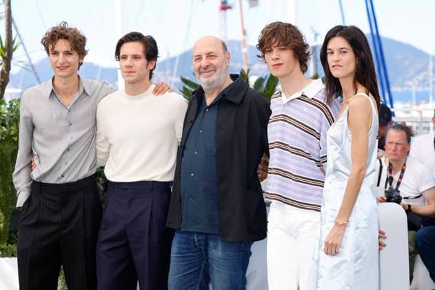 Vassili Schneider, Abraham Wapler, CÃ dric Klapisch, Paul Kircher und Suzanne Lindon beim Photocall zum Kinofilm La venue de l avenir Colours of Time auf dem Festival de Cannes 2025 78. Internationale Filmfestspiele von Cannes am Palais des Festivals. Cannes, 23.05.2025