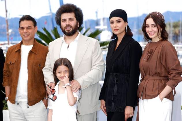 Payman Maadi, Saeed Roustaee, Arshida Dorostkar, Parinaz Izadyar und Soha Niasti beim Photocall zum Kinofilm Zan va bache Woman and Child auf dem Festival de Cannes 2025 78. Internationale Filmfestspiele von Cannes am Palais des Festivals. Cannes, 23.05.2025
