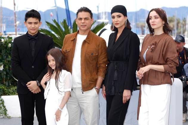 Sinan Mohebi, Arshida Dorostkar, Payman Maadi, Parinaz Izadyar, Soha Niasti beim Photocall zum Kinofilm Zan va bache Woman and Child auf dem Festival de Cannes 2025 78. Internationale Filmfestspiele von Cannes am Palais des Festivals. Cannes, 23.05.2025