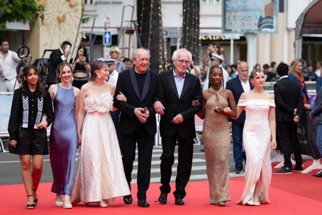 Entertainment Themen der Woche KW21 Entertainment Bilder des Tages Cannes - The Young Mother Home Red Carpet Janaina Halloy, Lucie Laruelle, Luc Dardenne, Jean-Pierre Dardenne, Elsa Houben, Babette Verbeek and guest attend the The Young Mother s Home (Jeunes Meres) red carpet at the 78th annual Cannes Film Festival at Palais des Festivals on May 23, 2025 in Cannes, France. Photo by Shootpix ABACAPRESS.COM Cannes France  Copyright: xShootPix ABACAx