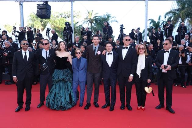 Cannes - The Mastermind Red Carpet (L-R) Anish Savjani, Christopher Blauvelt, Alana Haim, Kelly Reichardt, Josh O Connor, John Magaro, Neil Kopp and Amy Roth attend the The Mastermind red carpet at the 78th annual Cannes Film Festival at Palais des Festivals on May 23, 2025 in Cannes, France. Photo by Jerome Domine ABACAPRESS.COM Cannes France  Copyright: xDominexJerome ABACAx